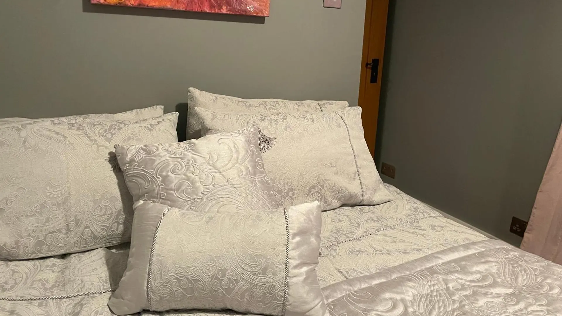Holiday home Traditional English 4 Bedroom Home In Greenwich Plumstead